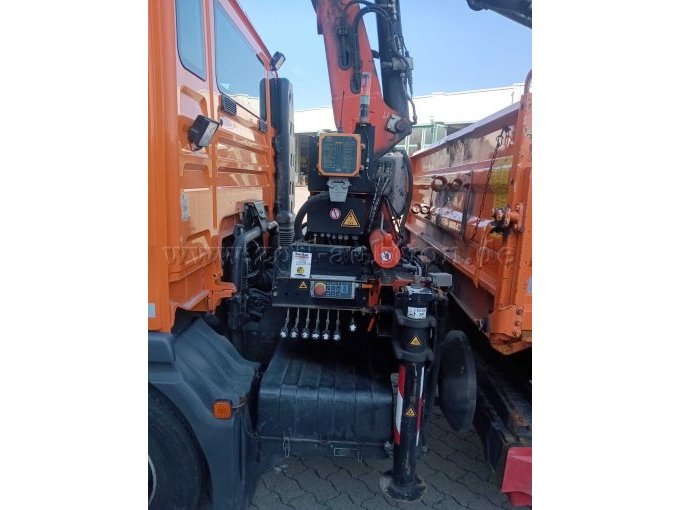 Kran von links mit Bedienung