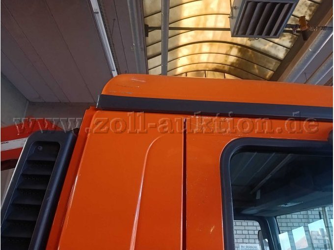 Schaden am Dach rechts hinten