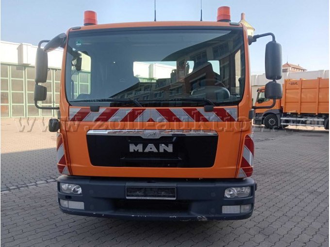 Fahrzeug von vorn mit Lackschäden und Kratzern