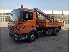 Fahrzeug von links mit Kratzern und Lackschäden an der Tür und denn Einstiegskaten