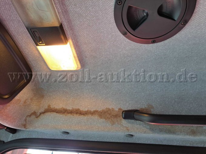 Innenraum mit Wasserflecken am Dachhimmel (Ursache unklar)
