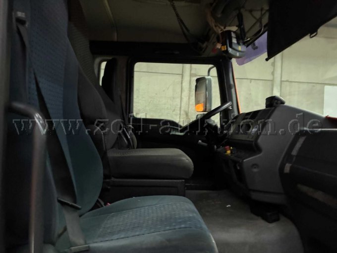 3 Sitze  mit Bedienung des Aufbaus