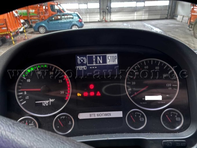 Cockpit ( Kilometerstand war nicht richtig (altes Foto) Richtig sind es 240000km!