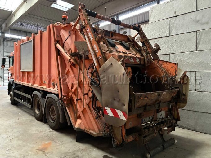 Fahrzeug Seitlich hinten mit Schüttung ohne Werbetafeln !