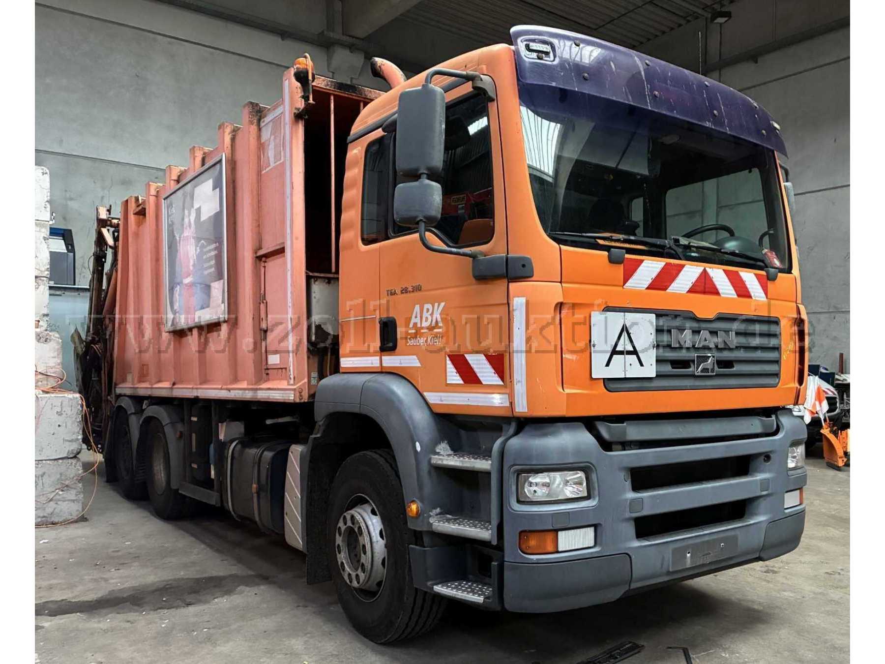 Müllfahrzeug vorne seitlich ohne Werbungstafel und Werbung !