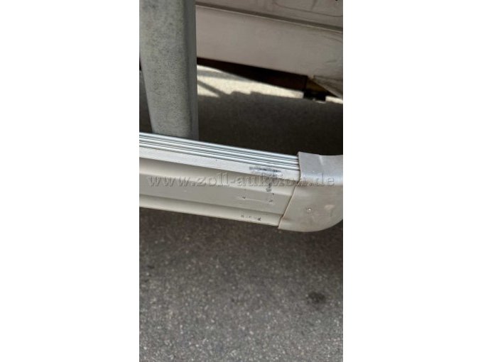 Kratzer und Delle seitlich