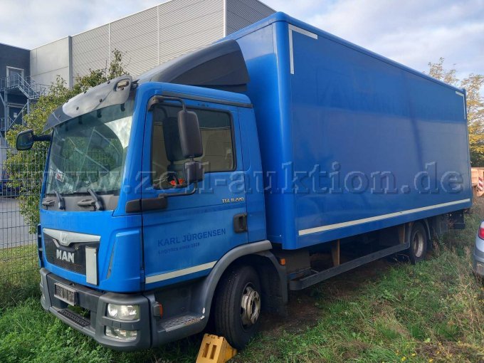 Blauer MAN TGL LKW von der Fahrerseite aus. Auf der Fahrertür ist ein Firmenname lesbar.