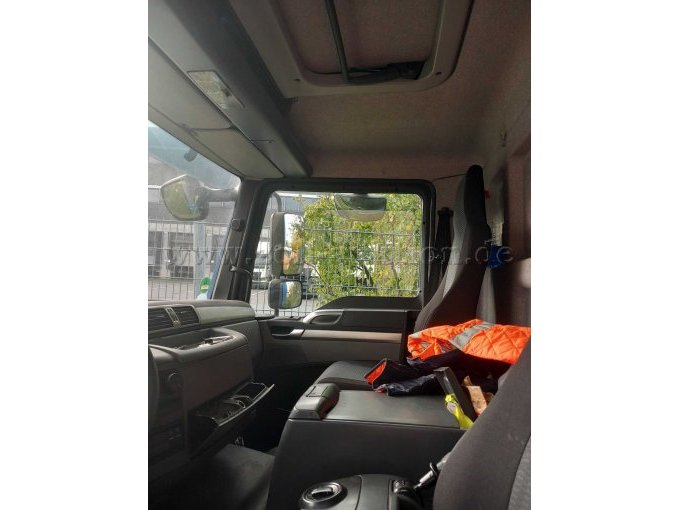 Aufnahme des Innenraums. Die schwarzen Stoffsitze weisen leichte gebrauchsspuren auf. Im Fahrzeug liegen noch private Sachen (Jacke, Stifte) drin.