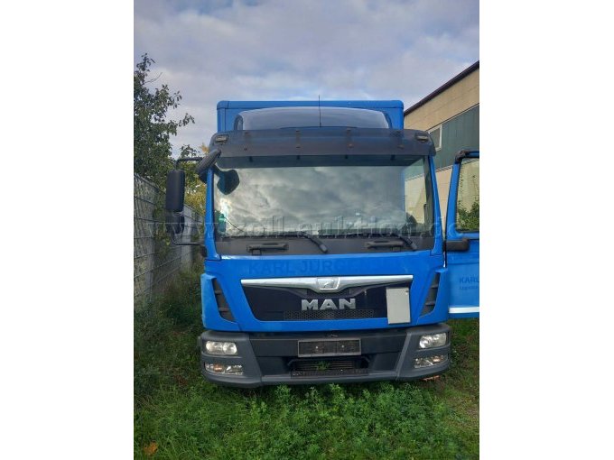 Blauer MAN TGL LKW, Baujahr 2015 von vorne.