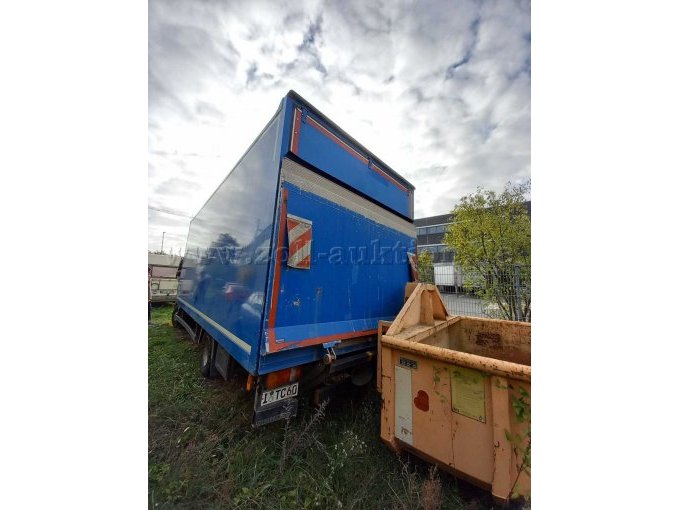 Blauer MAN TGL LKW von hinten. Es ist nicht bekannt, ob die Laderampe funktionsfähig ist.