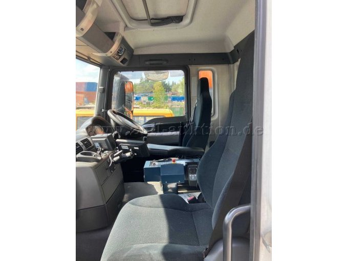 Fahrerhaus von links