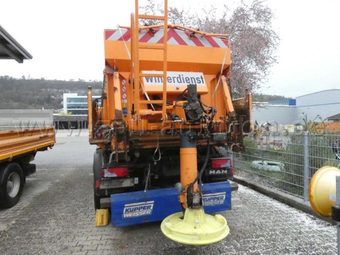 Heckansicht LKW + Streuautomat