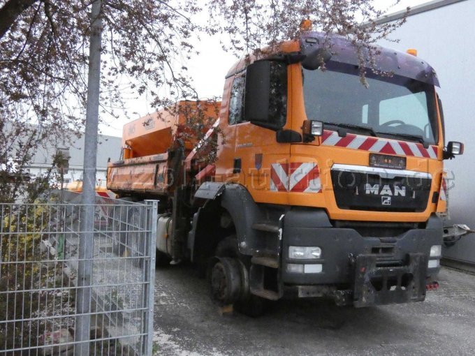LKW mit Schadstelle vorne rechts