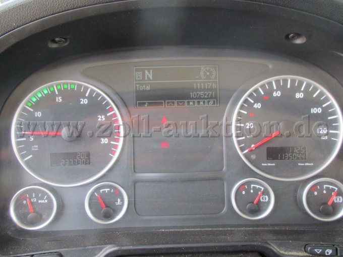 MAN TGS, Fahrerdisplay mit km-Standanzeige und Betriebsstundenzähler