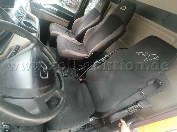 Fahrerkabine mit 3 Sitzen
