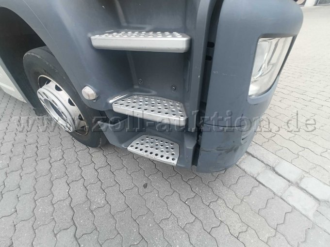 Einstig und Stoßstange mit Gebrauchsspuren vorn rechts