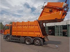 Fahrzeug von hinten links mit Heckteil geöffnet