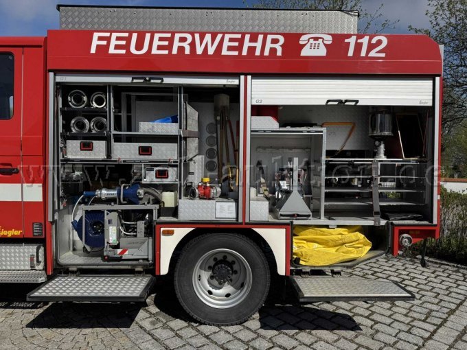 Das Bild zeigt die linke Seite des Feuerwehrfahrzeuges im Detail mit den vorhandenen Lademöglichkeiten und der vorhandenen Beladung
