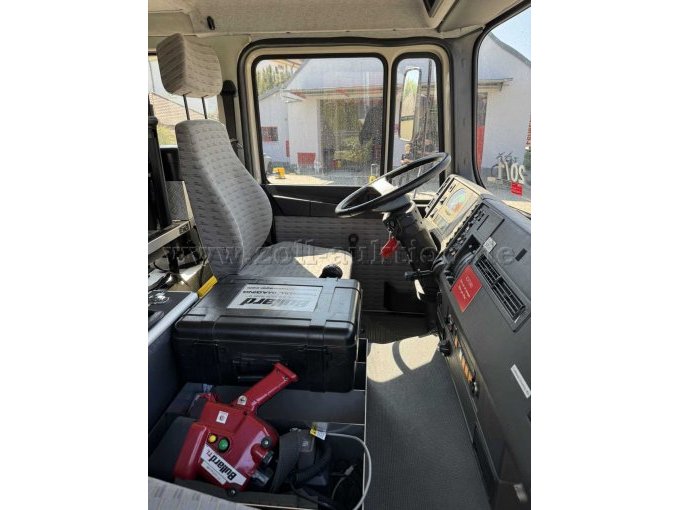 Das Bild zeigt den Innenbereich des Fahrersitzes