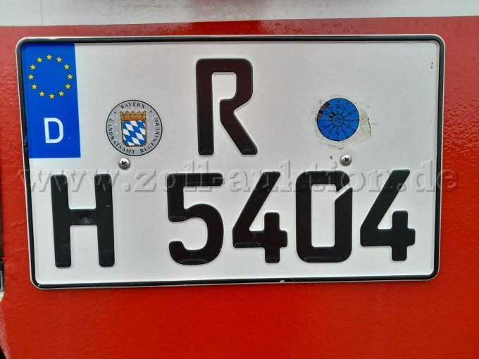 Das Bild zeigt das Nummernschild mit den gültiges TÜV-Marken (Heckseite)