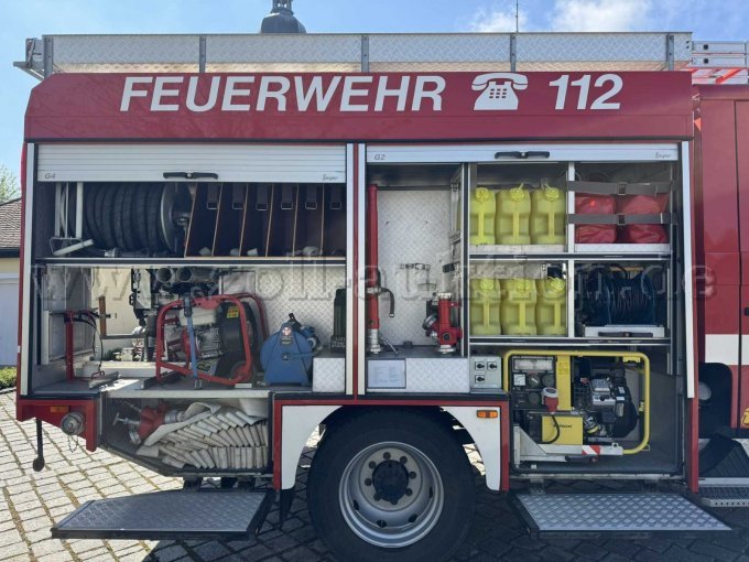 Das Bild zeigt die rechte Seite des Fahrzeuges mit den Beladungen im Detail