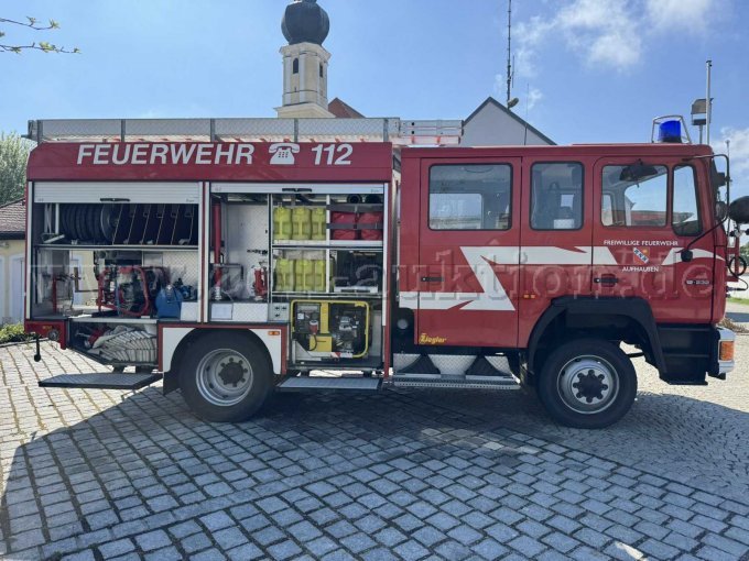 Das Bild zeigt die rechte Seite des Feuerwehrfahrzeuges