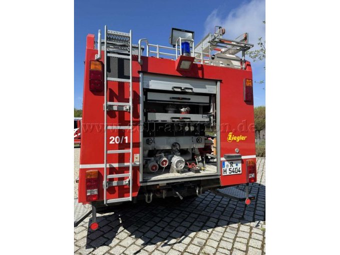 Das Bild zeigt die offene Heckseite des Fahrzeuges mit Beladung und den Auszügen