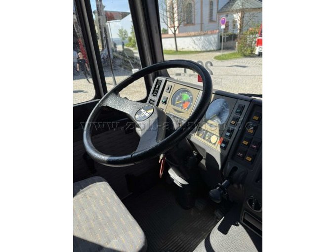 Das Bild zeigt das Lenkrad mit Tacho