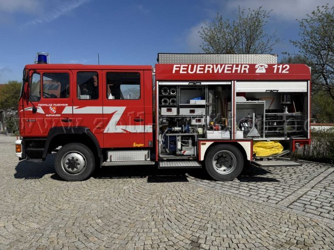 Das Bild zeigt die linke Seite des Feuerwehrfahrzeuges.