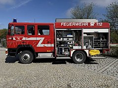 Das Bild zeigt die linke Seite des Feuerwehrfahrzeuges.