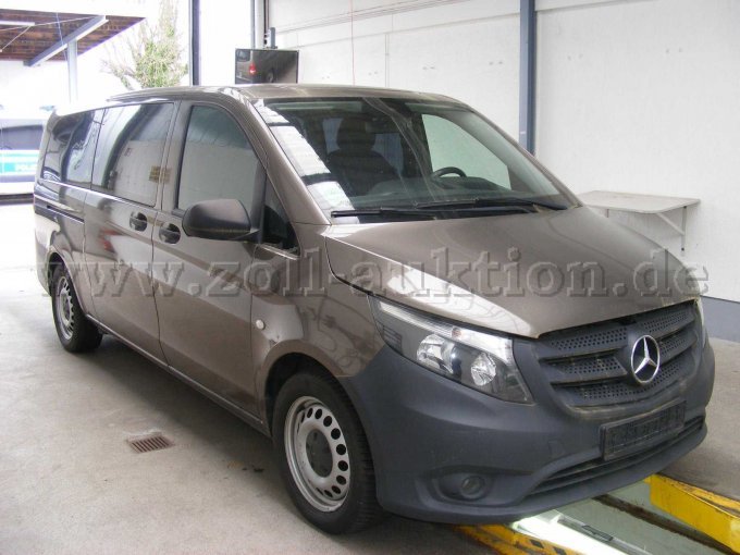 Front und rechte Fahrzeugseite