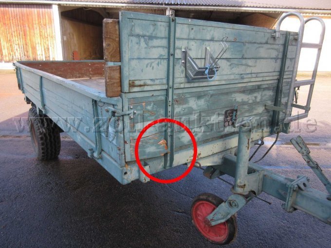 Holzbordwand beschädigt