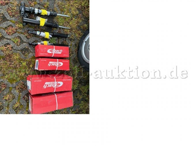 ein Satz Stoßdämpfer und Federn