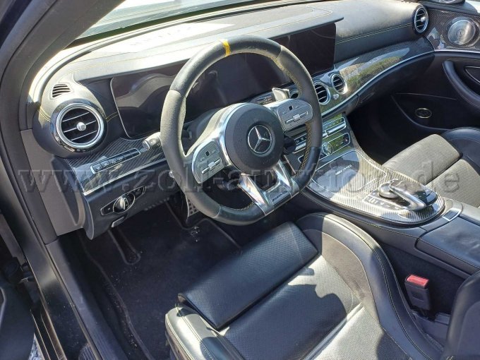 Mercedes E63 - Armaturen von der Fahrerseite aus