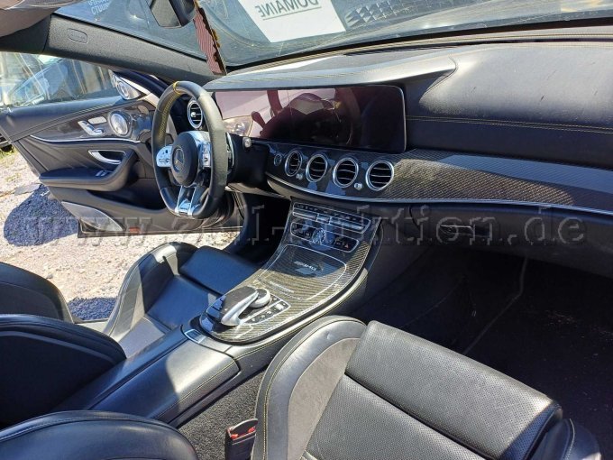 Mercedes E63 - Armaturen von der Beifahrerseite aus