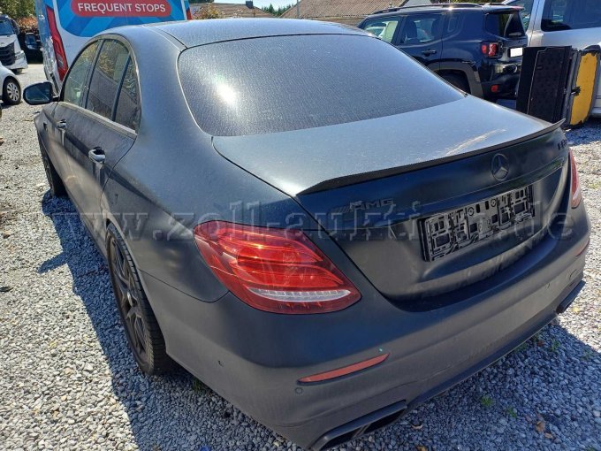 Mercedes E63 - hinten links
