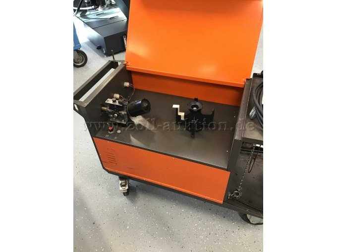 Innenansicht mit Antriebseinheit zur Drahtförderung und Aufnahme für die Schweißdrahtrolle.