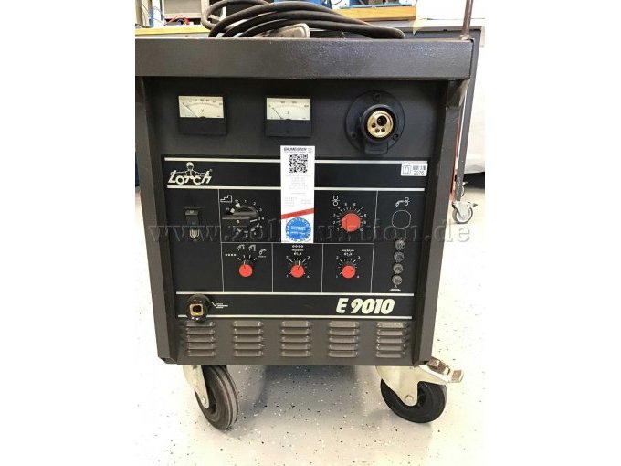 Vorderseite mit Einstellmöglichkeiten und Anschlüssen für Massekabel und Schlauchpaket. Vorderseite mit Einstellmöglichkeiten und Anschlüssen für Massekabel und Schlauchpaket.