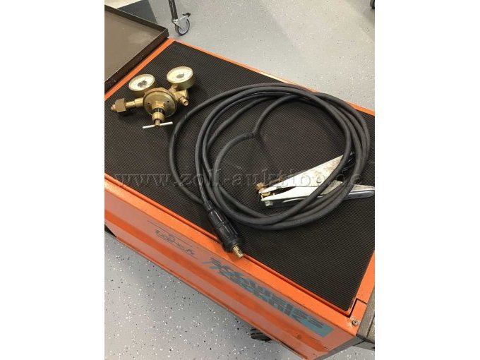 Massekabel und Druckminderer für den Gasanschluss.