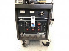 Vorderseite mit Einstellmöglichkeiten und Anschlüssen für Massekabel und Schlauchpaket.