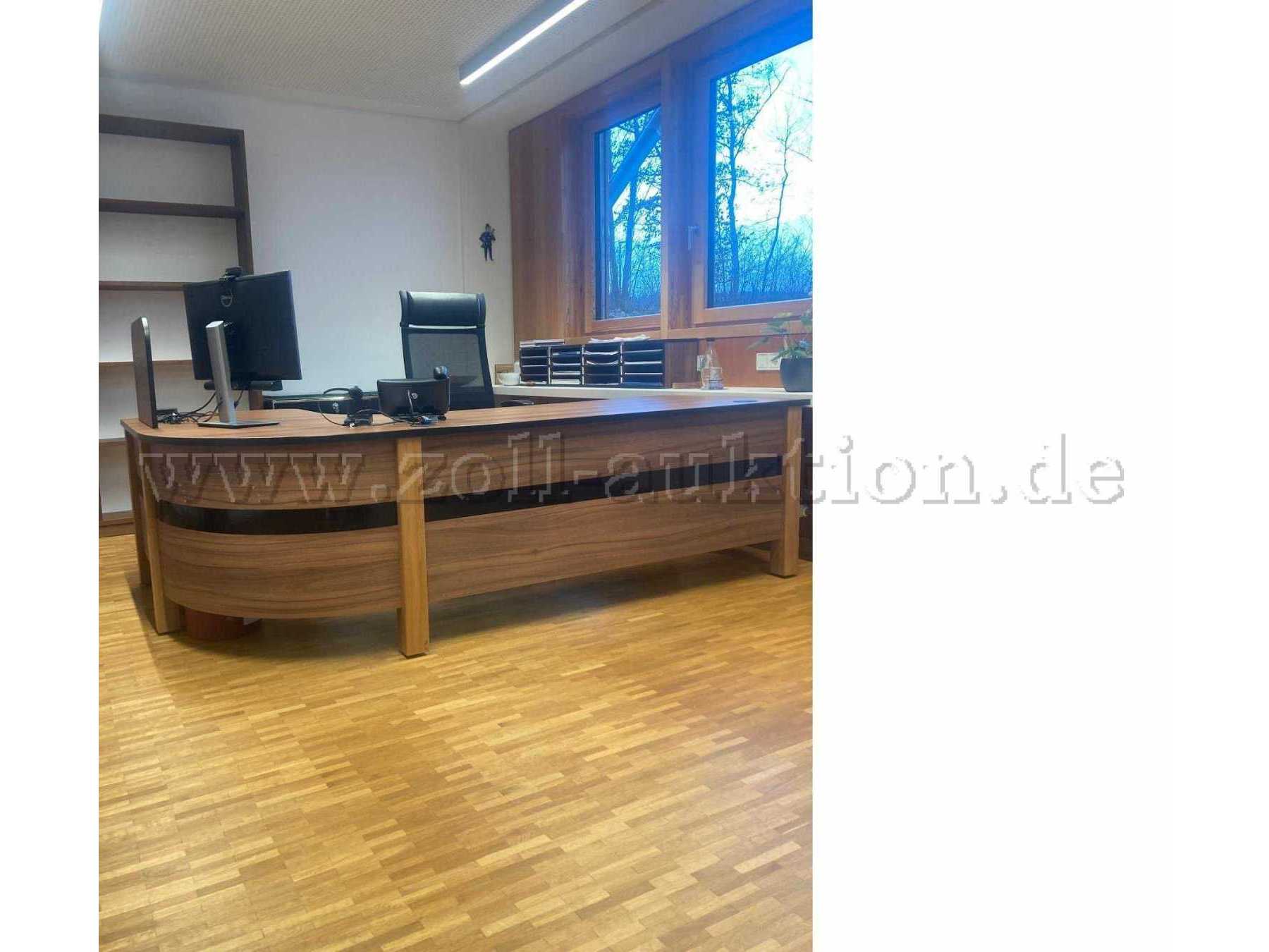 Dies ist einen Fronaufnahme des zusammengebauten Tisches.
Alle Gegenstände die sich in dem Raum befinden, ausschließlich des Tisches, werden nicht zur Versteigerung angeboten.