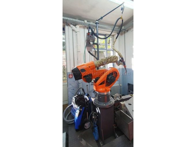 Roboter mit Drahtvorschub und Schweißbrenner