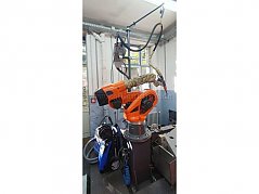 Roboter mit Drahtvorschub und Schweißbrenner