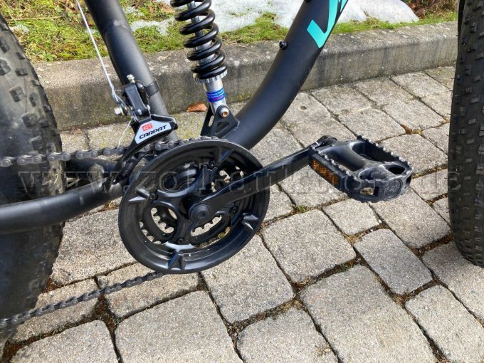 Zahnkränze, Umwerfer, Kurbelarm und Pedal rechts