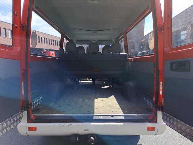 Ansicht von hinten in das Fahrzeug, offene Türen