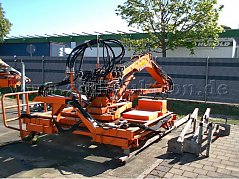 MHU 800 - Unfall - Heckauslegermähgerät - 2016 - von vorne links mit seinen 4 Standfüßen
