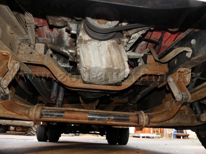 Motor und Fahrgestell von unten.