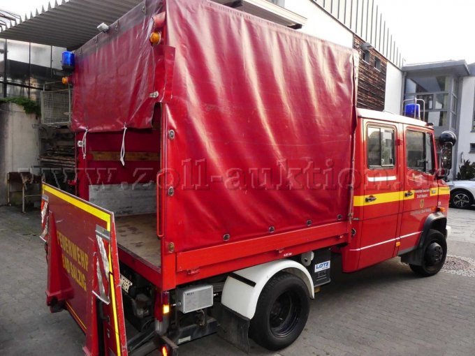 Fahrzeug von hinten rechts mit geöffneter Ladebordwand