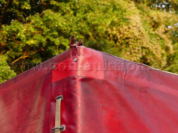 Plane hinten rechts mit leichem defekt.