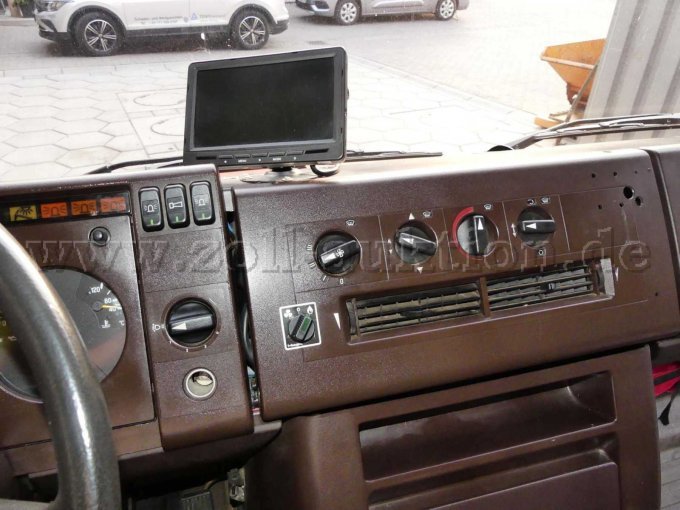 Amaturenbrett in der Mitte mit Rückfahrkamera Monitor